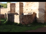 05331 ostia - regio iii - insula x - caseggiato del serapide (iii,x,3) - hof - nordwestecke - becken - 01-2024.jpg